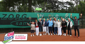 Tennisbaan met oudere tennissers